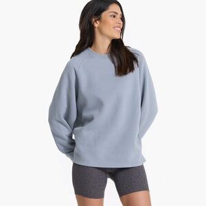 Vuori Women's Sweatshirt in Light Gray
